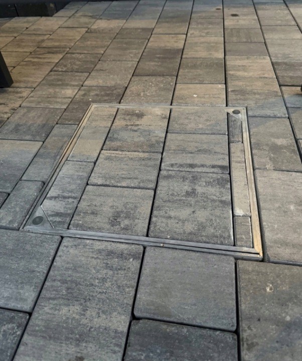 Hliníkový revízny poklop pod dlažbu 400 × 400 × 60 mm, otvor 340 × 340 mm