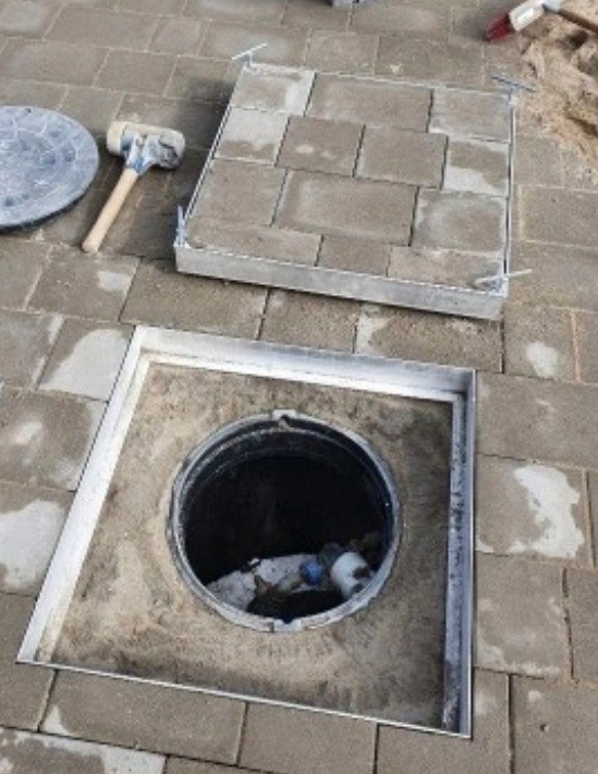 Hliníkový revízny poklop pod dlažbu 400 × 400 × 60 mm, otvor 340 × 340 mm