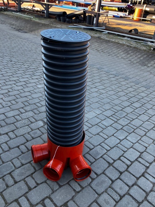 Zberná kanalizačná šachta 315/160 mm s rúrou Pipelife 1 m, tri vstupy a jeden výstup