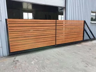 Vyplnenie ľubovoľným profilom 200 × 20 × 2 mm, lamelami typu Z alebo plným panelom