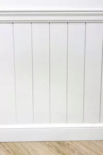 Zábradlie s vzorom CHR8 je spojené s parapetom.