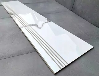 Z bieleho mramoru na schodoch - 120x30 kolíky lesk