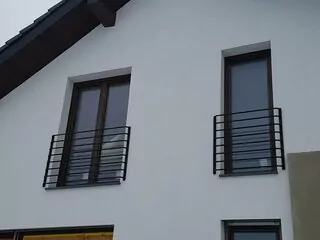 Vo výrobe aj zábradlia s vertikálnou výplňou a tiež z bezpečnostného skla