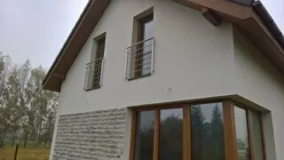 Vo výrobe aj zábradlia s vertikálnou výplňou a tiež z bezpečnostného skla