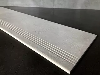 Betónové schody, sivé dlaždice s drážkou 120x30