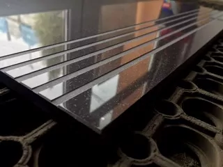 Čierne schodisko leštené 120x30 krok
