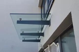 Sklenená vrchná časť na konzolách
