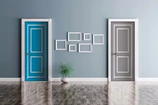 Dvere majú kľučku a magnety, ktoré držia dvere v uzavretej polohe (sú súčasťou súpravy).