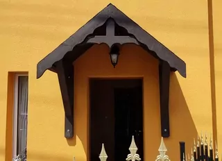 Strieška nad vchodové dvere  - Drevená strecha nad dverami AGIDA R120 MOD III