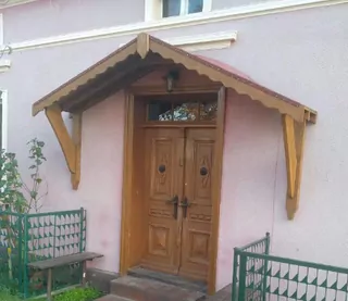 Strieška nad vchodové dvere  - Drevená strecha nad garážovými dverami 3m