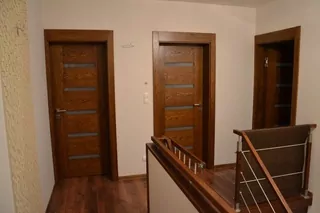 Drevené interiérové dvere spolu s rámom na celú šírku muriva vyrábame podľa individuálnych potrieb