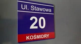 Štítky sa vyrábajú metódou tlače priamo na povrch dosky a následne sa vytvrdujú UV žiarením