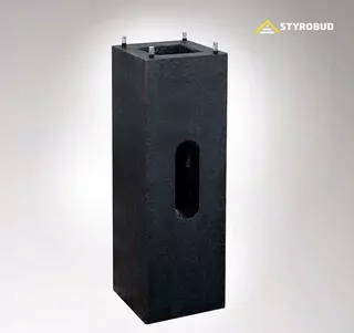 Základňa B50 má rozstup kolíkov 18 cm x18 cm, je vysoká 90 cm a váži 92