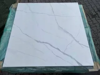 Sochárska kamenina Carrara 120x120 poler calacatta