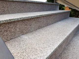 Smotanové schody schodisko dlažba na kamennej terase