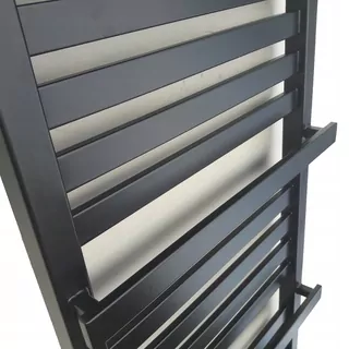 Kúpeľňový radiátor poľskej firmy Komex Irma 750 × 430 čierny matný ral 9005