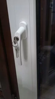 Kľučka na okno - Silná biela hliníková rukoväť s kľúčom!