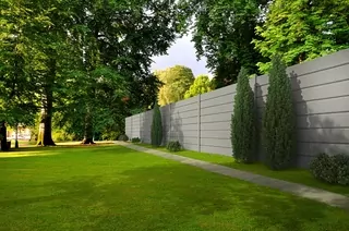 Moderný betónový plot palisade