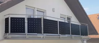Moderné balkónové zábradlie maľované priečky