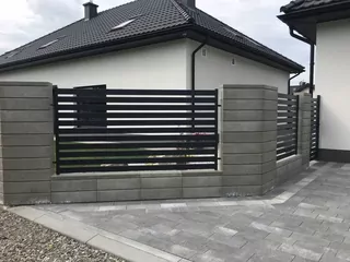 Priečky sú vyrobené z horizontálnych profilov 60 × 20mm s rozstupom každých cca 4 cm.