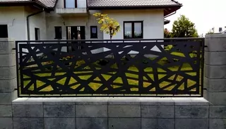 Moderná CNC laserom rezaná plotová brána