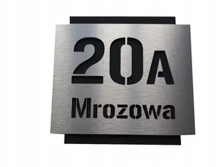 Panel s číslom domu a názvom ulice.