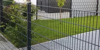 PONUKY sa týkajú: OC + RAL plotový panel 153/250/FI4, stĺpik 60/40/1,25/220, 3 objímky na stĺp