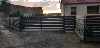 Vrátane montážnych držiakov.
