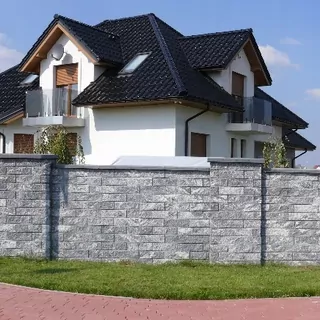 Moderný oplotovací systém, ktorý sa vyznačuje jednoduchými tvarmi. Jemná línia škár zdôrazňuje