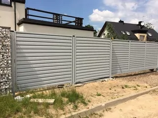 Plot. Moderná brána brány bránky panel
