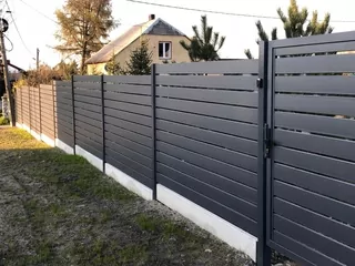 Moderný plot s rozptýlenými profilmi pre dimenziu