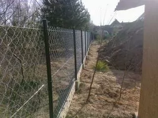 Dobrý deň, zaoberáme sa inštaláciou plotov s sieťkou na betónovom základe.