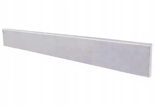 Dosky sú vo farbe bieleho betónu.