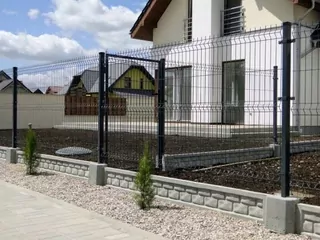 Dosky sú šedé betónové. Prvky sú vyrobené z betónu B25.