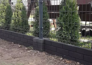 V ponuke je kompletná sada na montáž panelového plotu.