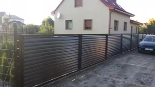 Vo svojej ponuke máme moderné brány, brány a priečky hliníkové Qortizoni.
