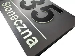 12 V napájací zdroj skrytý v skrini