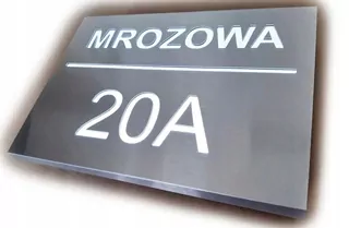 12 V napájací zdroj skrytý v skrini