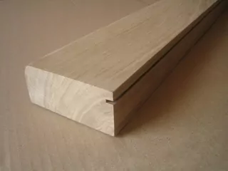 Prah z tvrdého dreva, na výber: dub, jaseň alebo buk s tesnením s rozmermi: