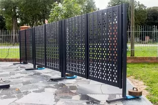 Perforované plotové priečky maľované