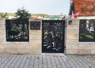 Krídlové brány sú kompletné pripravené na montáž.
