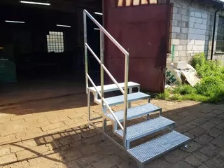 Vonkajšie kovové schody 5 Postupné protišmykové