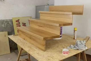 Drevené schody na vlastnú montáž (stupne, podstupne, podpery, ošetrenie, lamely atď...)