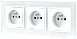 3X jednotná zásuvka, biela, s uzemneniem, v bielom trojitom ráme, s bielou okrývkou.