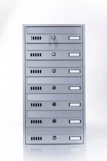Na zadnej stene súpravy sú montážne otvory.Pre každú skrinku 2 kľúče.
