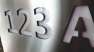Box je vybavený zámkom + 2 kľúče.