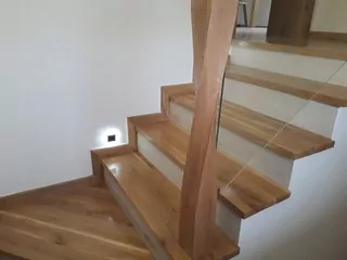 Dubové schodisko, Stopy, schodíky