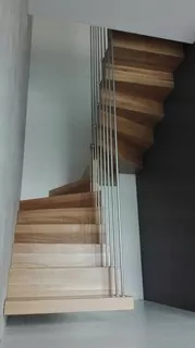 Samonosné kobercové schody.