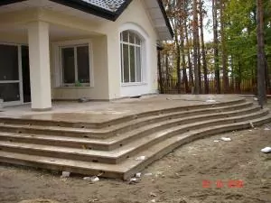 Tento materiál je vzhľadom na svoju tvrdosť vynikajúcim materiálom pre vnútorné i vonkajšie schody