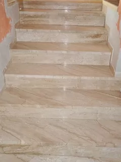 Veľkoobchod s kameňom World&Stone Vám ponúka realizáciu schodov Breccia Sarda.